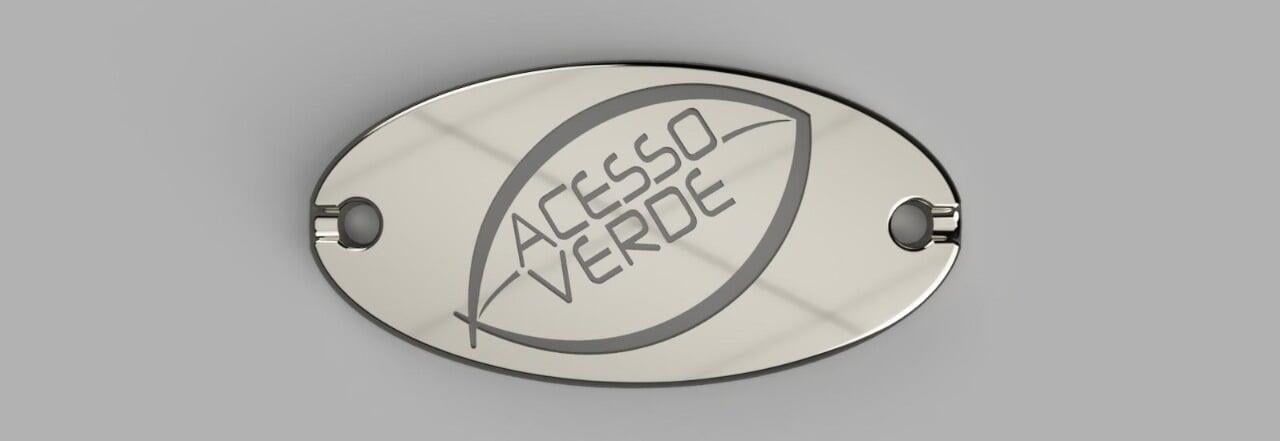 Placa oval do selo Acesso Verde, em metal, com a folha e o nome gravados
