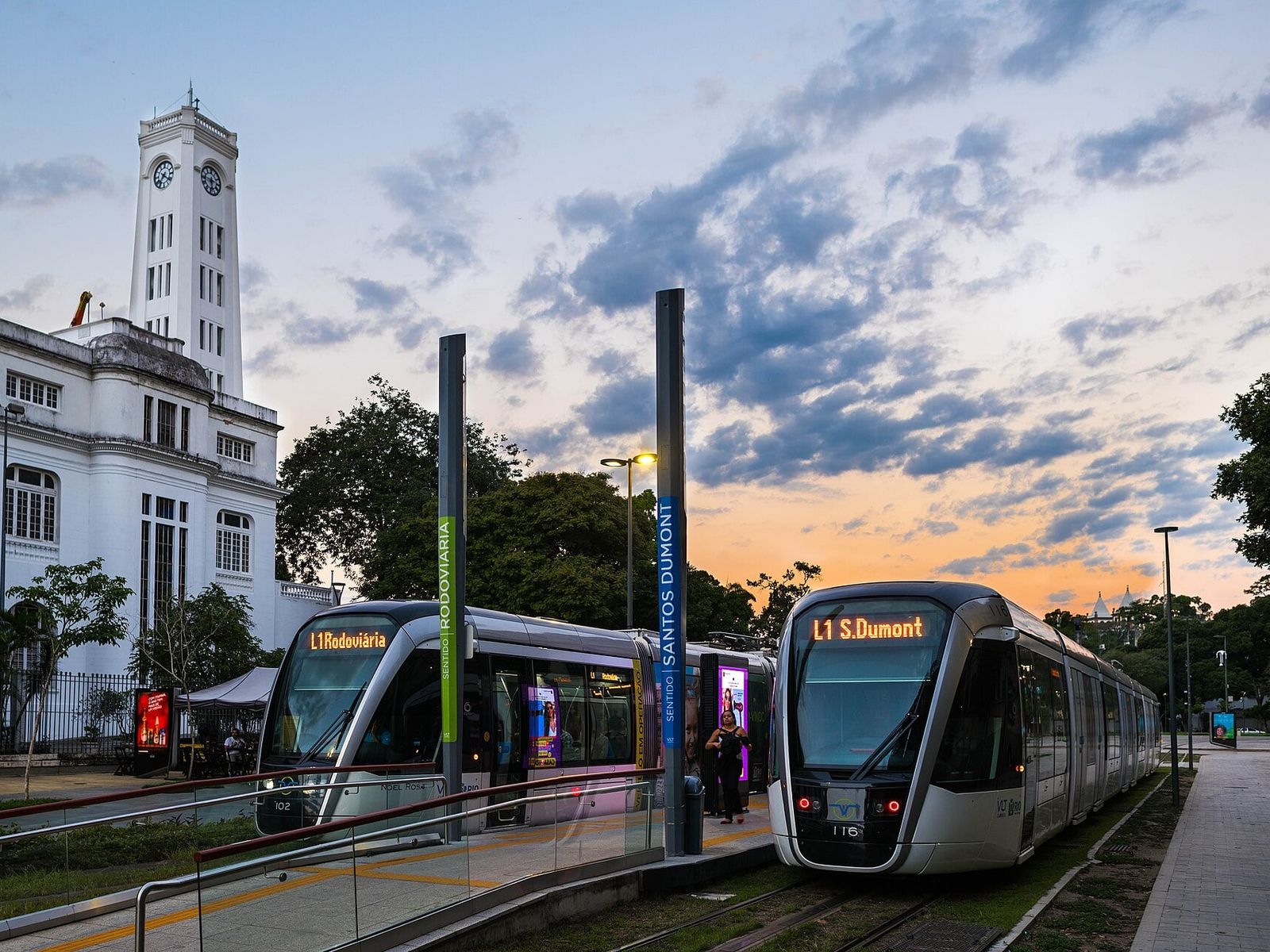 Dois trens do VLT numa parada do Centro do Rio, ao entardecer